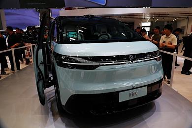 男人和女人一起怼怼游戏｜数字战场性别歧视：共创无偏见游戏新篇章