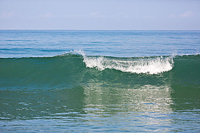 兰姨捂着嘴怕发出声音吵到｜静谧小镇：兰姨的宁静生活之旅-1