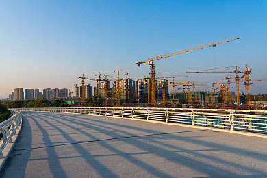 伺候篮球鞋天豪臭脚踩脸的故事小说｜天价篮球鞋引悲剧：男子“伺候”臭脚踩脸，警示鞋履选购与健康