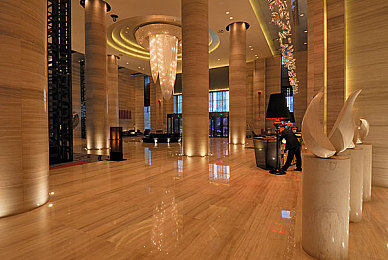 把 伸进女人的 打｜“商场惊魂：不雅触摸事件引全民热议，法律严惩守护女性权益”