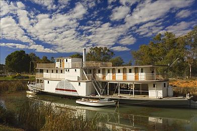 亚洲一卡|“科技铸就便捷,爱心铸就辉煌:解码亚洲一卡非凡魅力”-1