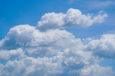 龙卷狂飙牛奶｜“天旋地转牛奶舞，龙卷奇观唤敬畏”