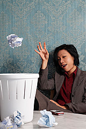 姬小满拿枪奖励自己核心提示|逆境英雄:姬小满枪声下的坚韧与担当-1