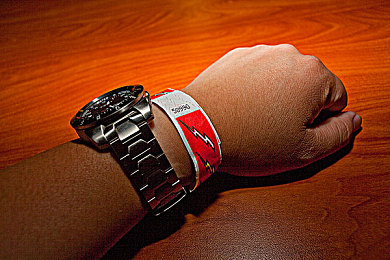 黑人巨大vⅰdous娇小｜肌肉力量与性别边界：解码“黑人巨V娇小”现象的多元视角-1