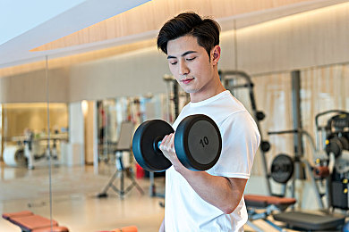 坏人用羽毛刷小姑娘的脚底心｜神秘脚底谜案：守护童年的安全防线-1