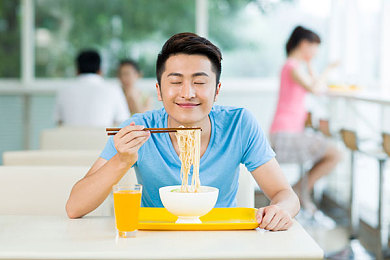 惩罚校花扒开 打屁股｜“校园争议：校花被公开‘惩罚’，探讨纪律与权益平衡之道”