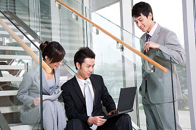 小受被四个猛男玩弄｜未成年权益守护，揭开玩弄背后的社会痛点