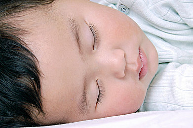 白色脚上满满白精华液9岁能用吗｜揭秘童颜秘籍：9岁宝宝也能用的美白精华液，游戏护肤新体验