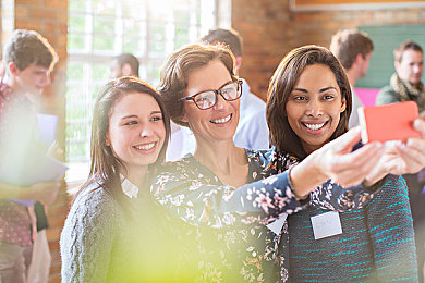 高岭花家的二姐妹｜逆境绽放：高岭姐妹的坚韧之旅-1