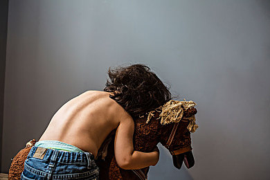 巨大根茎女同3d动漫｜揭秘女同3D动漫：“巨大根茎”元素下的独特艺术魅力-1