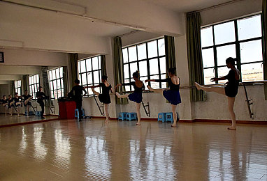 中文乱幕日产无线码有限公司|破茧成蝶,乱幕科技领航无线通信新时代-2