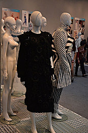 挠裸体女同学乳尖到崩溃｜揭秘挠裸体女同学乳尖事件：尊重与界限的反思之旅-1