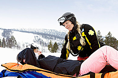 打扑克两个人剧烈运动｜“扑克竞技新风尚：运动智力双丰收，趣味挑战引爆网络热潮”