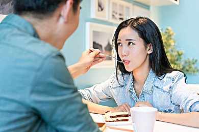 香蕉插进水蜜桃｜跨界融合新风尚：香蕉插进水蜜桃创新组合走红水果界-2