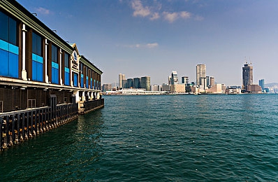 羽毛挠女同学乳尖到崩溃|校园嬉戏的界限与尊重的深刻反思-1