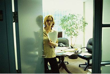 人妻少妇91果冻传媒麻豆｜创新广告时代的亲密故事与社会审视