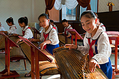 吃瓜不打烊｜娱乐圈夜幕狂欢揭秘：吃瓜不打烊现象背后的真相与影响-1