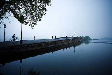 佛珠一颗一颗放小洞里｜古韵新篇：佛珠传世之旅-2