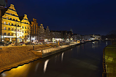 班花趴下让我 了一节课作文｜班花趴课作文走红网络，引发网友热议：情感表达与社会现象探讨