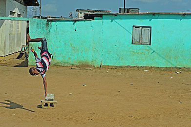 打扑克又疼又叫视频全版下载｜“趣味扑克新玩法：疼痛叫声成热门，娱乐与思考并存”-1