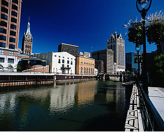 KTV被客人弄得站不起来|娱乐失控,KTV变“废墟”,文明公约亟待重申-1