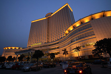 女教师喂奶给学生吃｜温暖校园，爱心喂奶，守护童年