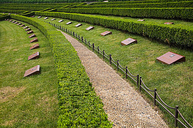 憋尿的时候被罚穿泳衣|古怪惩罚演变史:揭秘“憋尿穿泳衣”尴尬惩罚背后的文化内涵-2