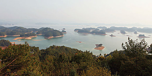 一小孩儿和姐姐玩萝卜游戏｜公园温馨一家“萝卜游戏”互动，传递家庭幸福与乐观精神-1