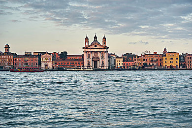 卫生间偷看9个美女撒尿｜隐秘空间里的生活百态：公共卫生间里的微妙奇观