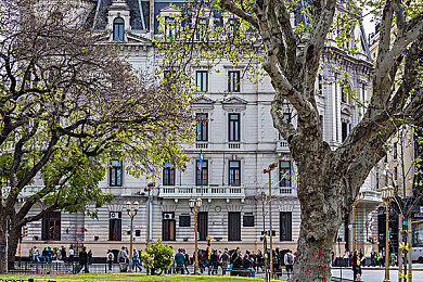 打扑克又疼又叫软件|“打扑克又疼又叫”软件走红引争议:创新与用户体验的平衡之道-1