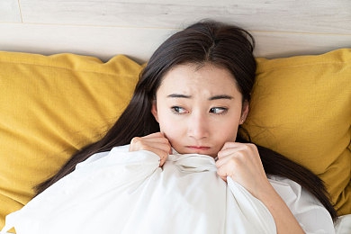 两对夫妇同床交换HD｜“伦理失范下的婚姻困境：同床交换事件引发社会深思”-1