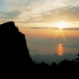 佛珠一颗一颗放小洞里｜古韵新篇：佛珠传世之旅-3