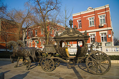 小男生被绑着玩jiji网站｜网络阴影下的守护：揭秘未成年网络安全危机-1