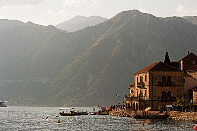 女人真空下蹲买菜｜“蹲走时尚生活，女性健康新潮流，一蹲一买两不误”-1