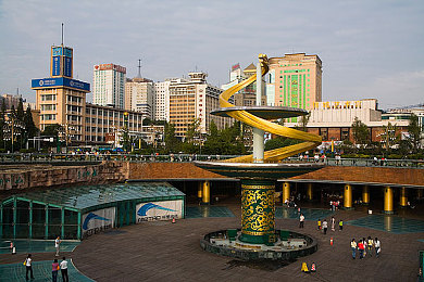 白色脚上满满白精华液9岁能用吗｜揭秘童颜秘籍：9岁宝宝也能用的美白精华液，游戏护肤新体验-2