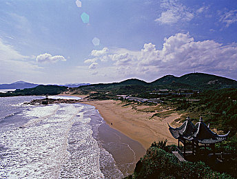 EvelynLinVS黑人巨大｜篮球友谊超越肤色：Evelyn Lin与黑人球员“巨大”跨文化对决引发热议-1