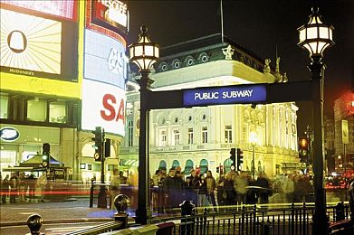 陈冠希阿娇13分钟49秒｜“尘封记忆解密：艳照门惊魂，娱乐圈隐私防线挑战”-3