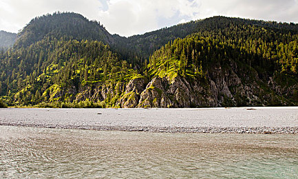 猛男互摸 巴网站｜社交平台“猛男互摸”视频引发道德争议，网络监管亟待加强-1