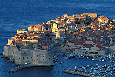 adc十八岁大驾光临年龄确认｜电竞新星ADC十八岁生日引热议，见证电竞行业年轻化趋势-1