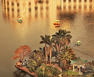 动漫 c 黄扒衣服做直播|网络主播“扒衣服”事件引发热议,网络直播行业道德底线再受关注-2