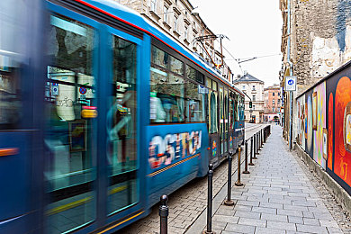 动漫美女裸体软件｜“动漫美女裸体软件”涉嫌侵权，警方介入调查，社会呼吁加强网络监管-1