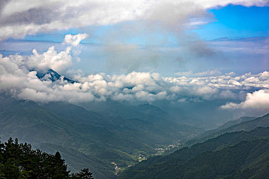 上官婉儿拿一支笔稿自己免费视频｜笔尖诗意，传统与现代交融——上官婉儿创作之旅-2
