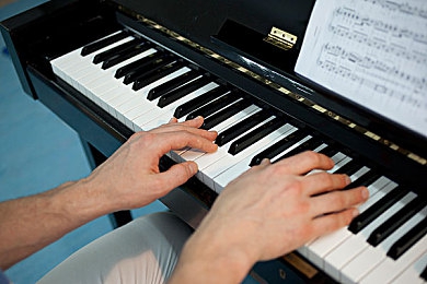 女校花趴老师腿间打嫩嫩的屁股｜校园温馨互动：校花与师的深情瞬间-2