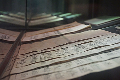 卫生间偷看9个美女撒尿｜隐秘空间里的生活百态：公共卫生间里的微妙奇观-2