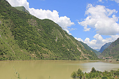 冰块加牛奶加酒精｜探寻经典鸡尾酒秘籍：冰块、牛奶与酒精的完美邂逅-3