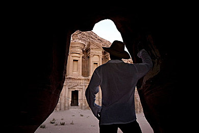 公厕公厕GayGAyGay｜城市公厕融入同性恋元素引热议：社会包容性提升，多元文化共融-2