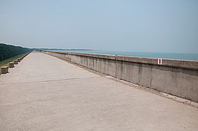 两根黑枪大战金发美女｜暗夜激战：揭秘黑枪对决金发美女的生死较量之谜-4