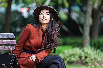 黑人巨鞭大战侏儒女图片｜力与勇的交响：巨鞭巨汉对决侏儒女，视觉盛宴中的精神力量-2