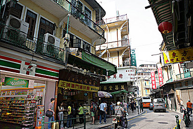 龙卷狂飙牛奶｜“天旋地转牛奶舞，龙卷奇观唤敬畏”-3