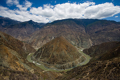 体育生Gay初精  男男网站｜体育生同性恋社群崛起：探访“体育生Gay初精 男男网站”独特魅力-2